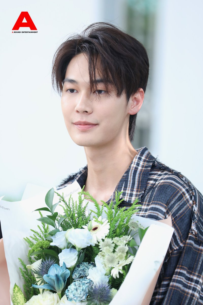around_ent's tweet photo. “ดิว จิรวรรตน์” ร่วมแสดงความยินดีกับ “พรีม ชนิกานต์” ในงานซ้อมรับปริญญา คณะพาณิชยศาสตร์และการบัญชี สาขาการตลาด (Marketing) จุฬาลงกรณ์มหาวิทยาลัย

CONGRAT PRIM NEW JOURNEY
#PrimiilyGraduationsDay  
#dew_jsu https://t.co/WSMl0nclN7