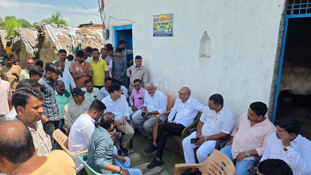 INCBihar's tweet photo. आज बिहार प्रदेश कांग्रेस अध्यक्ष श्री राजेश राम जी ने औरंगाबाद के कुटुम्बा प्रखंड अंतर्गत सुही पंचायत के ग्राम दुधमी पहुंचकर दुषकर्म पीड़िता के परिवार से मुलाकात की।

परिवार को न्याय की लड़ाई में हरसंभव सहयोग का भरोसा दिलाया। पीड़िता को न्याय मिलने तक हमारी लड़ाई जारी रहेगी। https://t.co/hARq9PuJCn