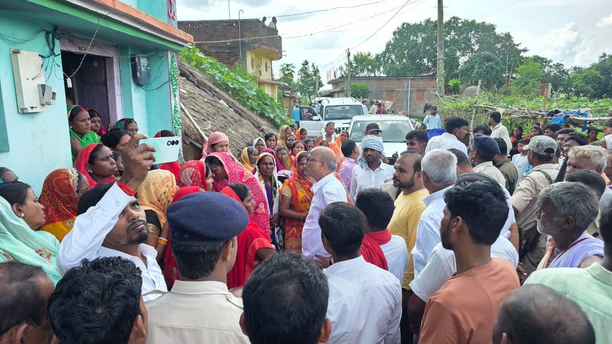 INCBihar's tweet photo. आज बिहार प्रदेश कांग्रेस अध्यक्ष श्री राजेश राम जी ने औरंगाबाद के कुटुम्बा प्रखंड अंतर्गत सुही पंचायत के ग्राम दुधमी पहुंचकर दुषकर्म पीड़िता के परिवार से मुलाकात की।

परिवार को न्याय की लड़ाई में हरसंभव सहयोग का भरोसा दिलाया। पीड़िता को न्याय मिलने तक हमारी लड़ाई जारी रहेगी। https://t.co/hARq9PuJCn