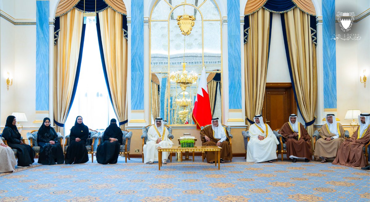 BahrainCPnews's tweet photo. His Royal Highness the Crown Prince and Prime Minister, #Salman_bin_Hamad Al Khalifa, meets with HE Dr Mohammed bin Mubarak Juma, Minister of Education, and the principals of schools awarded the Gold quality seal as part of the fifth review cycle of #Bahrain's education and training sector, issued by the Education and Training Quality Authority #TeamBahrain