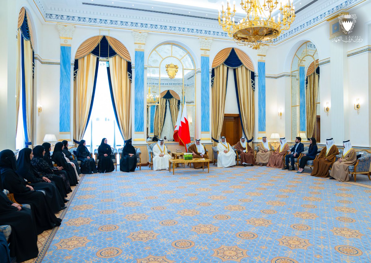 BahrainCPnews's tweet photo. His Royal Highness the Crown Prince and Prime Minister, #Salman_bin_Hamad Al Khalifa, meets with HE Dr Mohammed bin Mubarak Juma, Minister of Education, and the principals of schools awarded the Gold quality seal as part of the fifth review cycle of #Bahrain's education and training sector, issued by the Education and Training Quality Authority #TeamBahrain