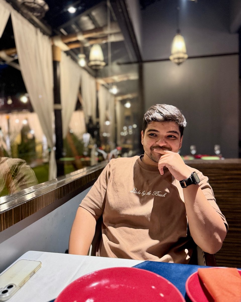 FloreneCrufm's tweet photo. Lost in the moment, found in the menu. https://t.co/yi1Q3ygsV8