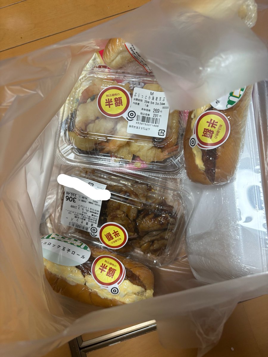 nihonmuri's tweet photo. 恥を忍んで投稿します。
年収300万以下
週5フルタイムご飯作る暇なし
子供4人食べさせるために
毎日毎日19:00の半額を漁る。
これが現実です。
生きるためにはこうするしかないんです。
社会保険料分、無くしてもらえたら
週2回は子供のリクエスト聞けます(外食なし)

＠tamakiyuichiro 
#国民民主党 https://t.co/DGdBRy8WM2