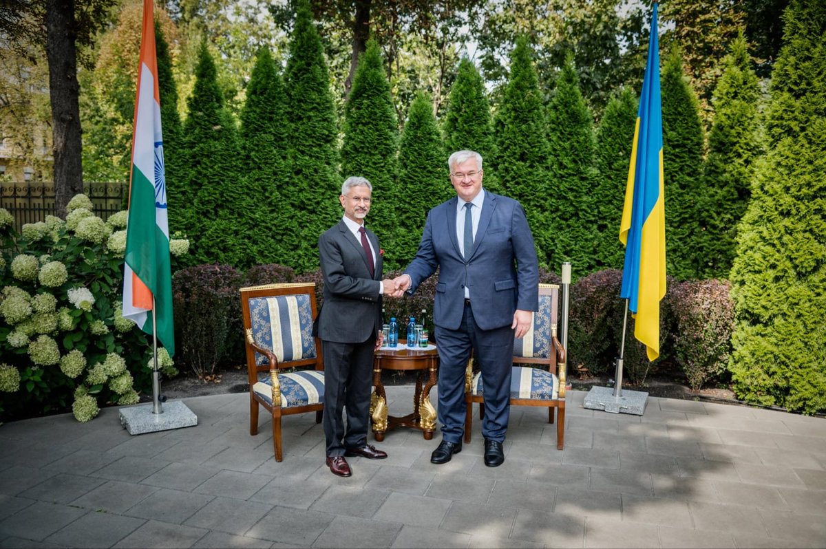MeghUpdates's tweet photo. BIG Geopolitical Development 🇮🇳 🇷🇺 🇺🇦 

Speaking in Kyiv, India's Foreign Minister Dr S Jaishankar says New Delhi stands ready to help bring an end to the war in Ukraine.

Ukraine’s FM Sybiha says, I recommend following the news right now. We will have a new dynamic in the peace negotiations.

Indian EAM is on a 3 day visit to Poland and Ukraine
