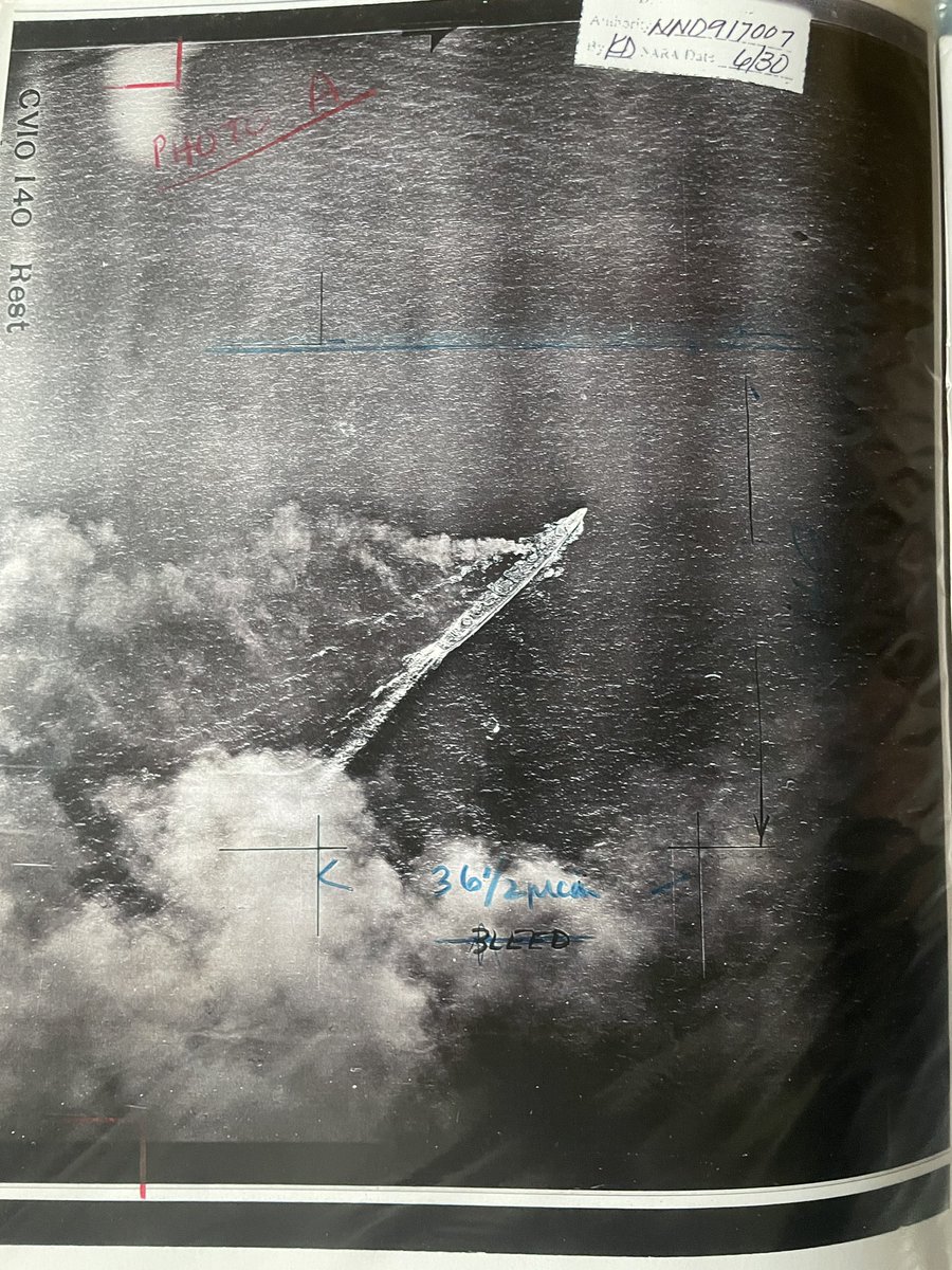 IkdRyota's tweet photo. 今日は故・原勝洋先生の史料整理をしていました
写真は1944年11月11日、第三次多号作戦で米軍機の攻撃を受ける駆逐艦「島風」
これ自体は有名な写真ですが、トリミングされていないものは新鮮で興味深いです
例によって解像度も非常に高いので、後日のデジタルスキャンに期待
#日本海軍 #駆逐艦島風 https://t.co/Ix46FYHRHk