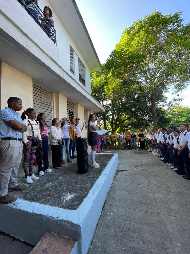 centro84300's tweet photo. Comenzó un curso escolar en un contexto complejo, pero si hay algo que nos ha enseñado la Historia de nuestro país, es que las dificultades no nos doblegan porque somos dignos hijos de Fidel. LA UNIDAD, la palabra clave. En la unión está el triunfo de todos https://t.co/4KZdMgIjEQ