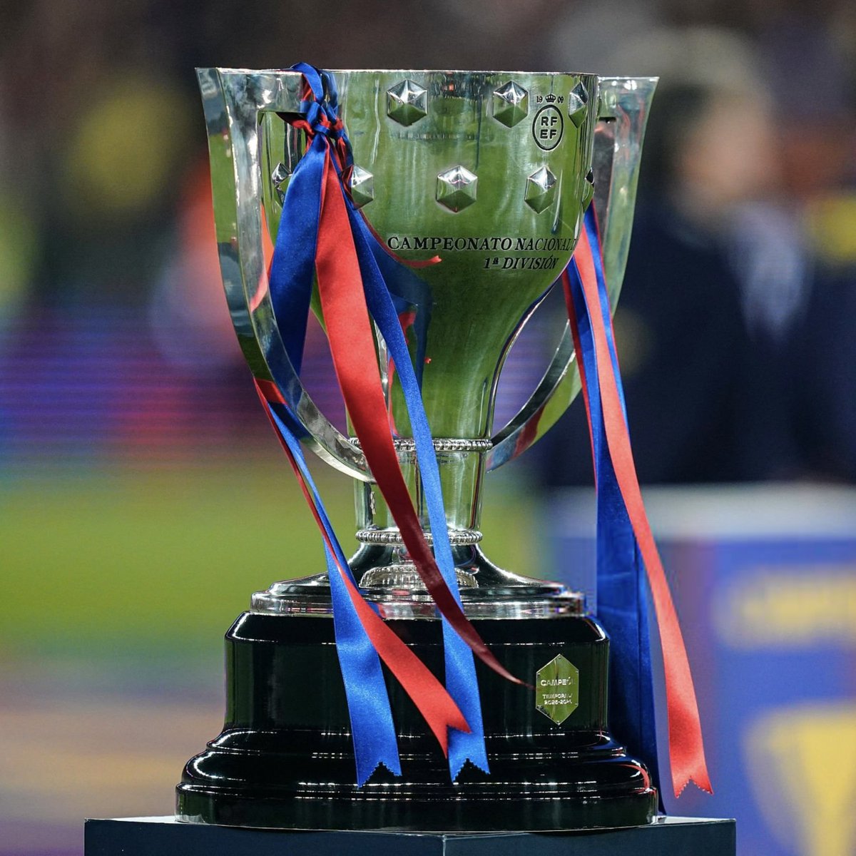 ActuFoot_'s tweet photo. 🚨 José Mourinho 🇵🇹 : « LA LIGA NE SERA PAS FACILE. ❌ 

Je pense que l’Atletico Madrid sera aussi dans la course, et même s’ils ne le disent pas publiquement, ils se sentiront capables de le faire.

Pour moi, ILS SONT AUSSI DES PRÉTENDANTS. 🏆

Ensuite, il y a les équipes qui occuperont les places qualificatives pour la LDC, le Betis, la Real Sociedad… des équipes solides.

EN FRANCE 🇫🇷 OU EN ALLEMAGNE 🇩🇪 ON SAIT DÉJÀ QUI VA ÊTRE CHAMPION,

ICI, NON ! »

🎙️ conf. de presse