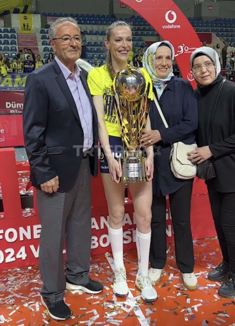 HALlSMKA's tweet photo. Bu ülkede anayasaya ve ceza yasalarına yeni bir madde eklenmeli.
“Yalancıyı sikme maddesi”
Fenerbahçe ve Milli takımımımızın kaptanı Eda Erdem ve ailesi. 
Vakıfbank kaptanı Zehra Güneş ve ailesi.
Yeteneksiz çocuğuna torpil yaptırıp, güzide bir takıma aldıramayınca bok atmış düpedüz.
İçine sıçmadıkları bir Voleybol kalmıştı, ona da el atmışlar.