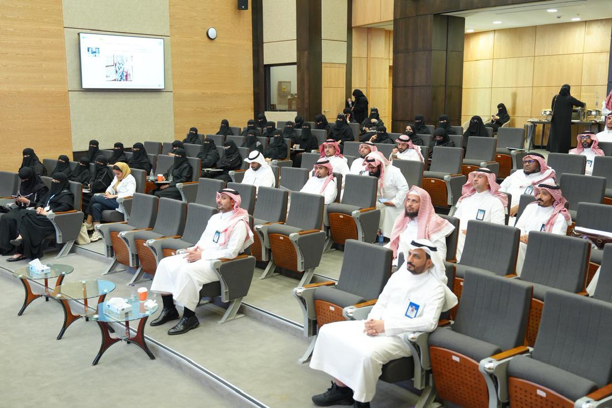 DGS_JAZANU's tweet photo. شاركت #عمادة_الدراسات_العليا_والبحث_العلمي في فعاليات برنامج إثراء بعنوان رحلة الباحث الأكاديمي من خلال عدد من الجلسات العلمية المتخصصة التي تناولت مسيرة الباحث، والتمويل البحثي، والنشر العلمي، وأخلاقيات البحث، والملكية الفكرية، والمسار الأكاديمي والترقية العلمية.

#جامعة_جازان https://t.co/TERV8GKpWs