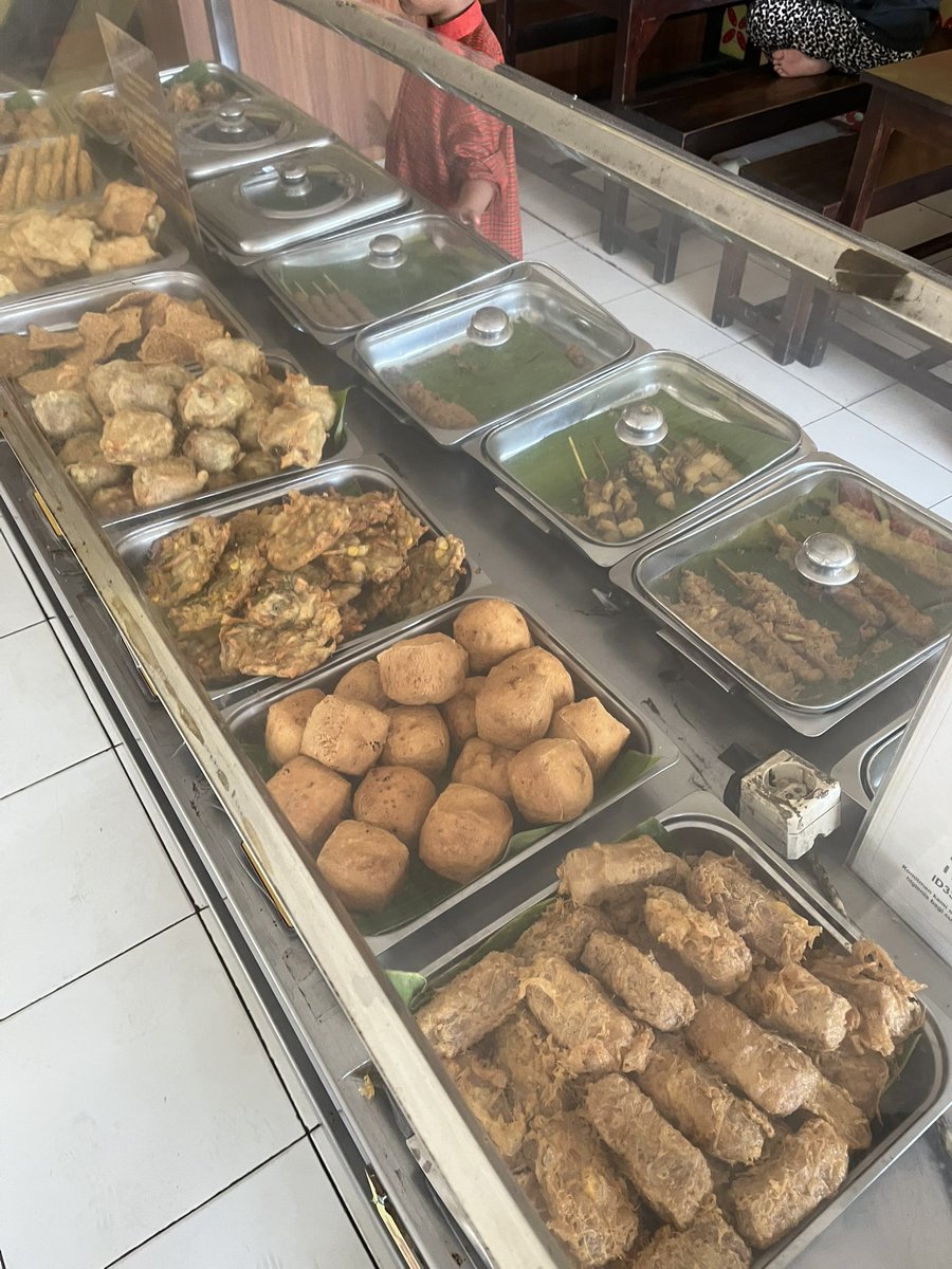 cursedkidd's tweet photo. tempat mkan hipnotis,niat mam soto murah mlah abis 60rbu soalna ambil tahu 2.sate paru 3,sosis solo 4,bakwan 3 https://t.co/u1QOlwNRM4