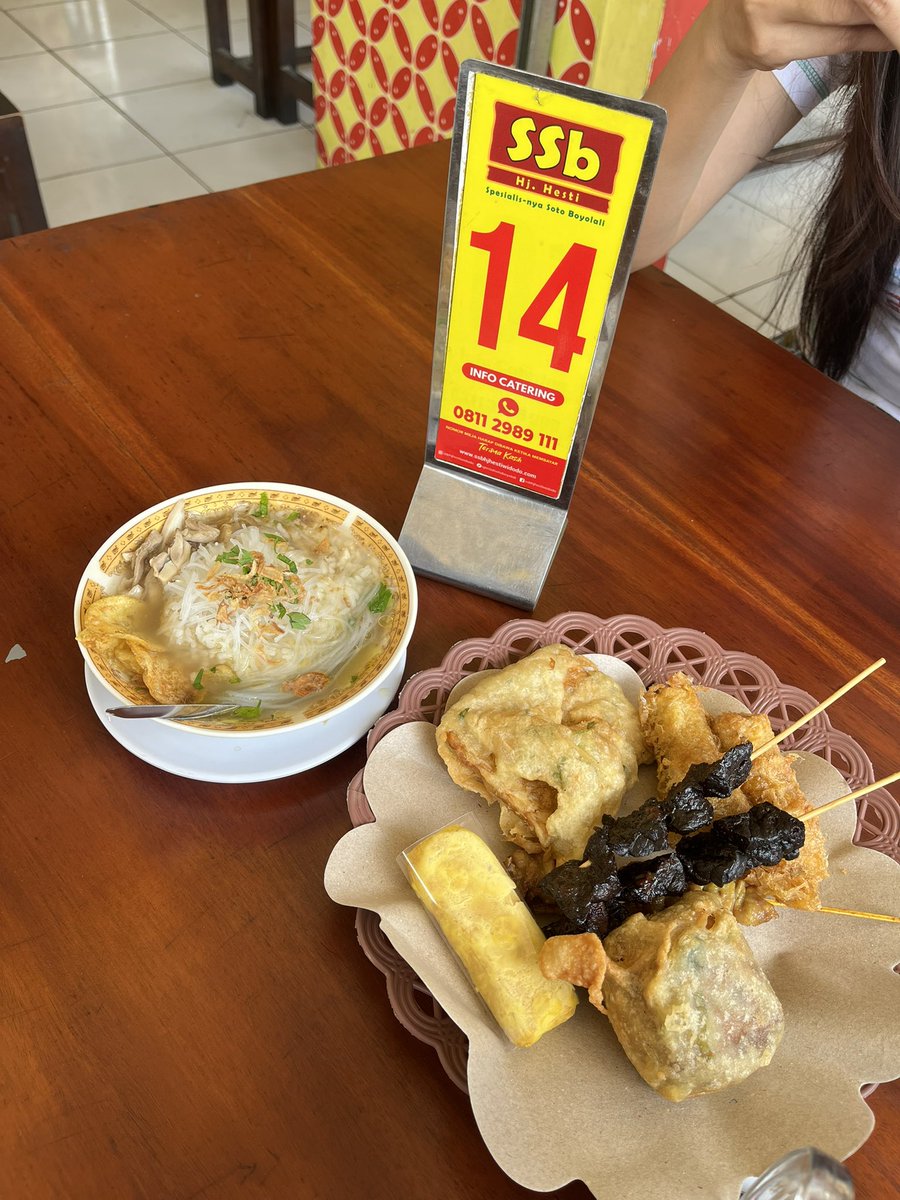 cursedkidd's tweet photo. tempat mkan hipnotis,niat mam soto murah mlah abis 60rbu soalna ambil tahu 2.sate paru 3,sosis solo 4,bakwan 3 https://t.co/u1QOlwNRM4