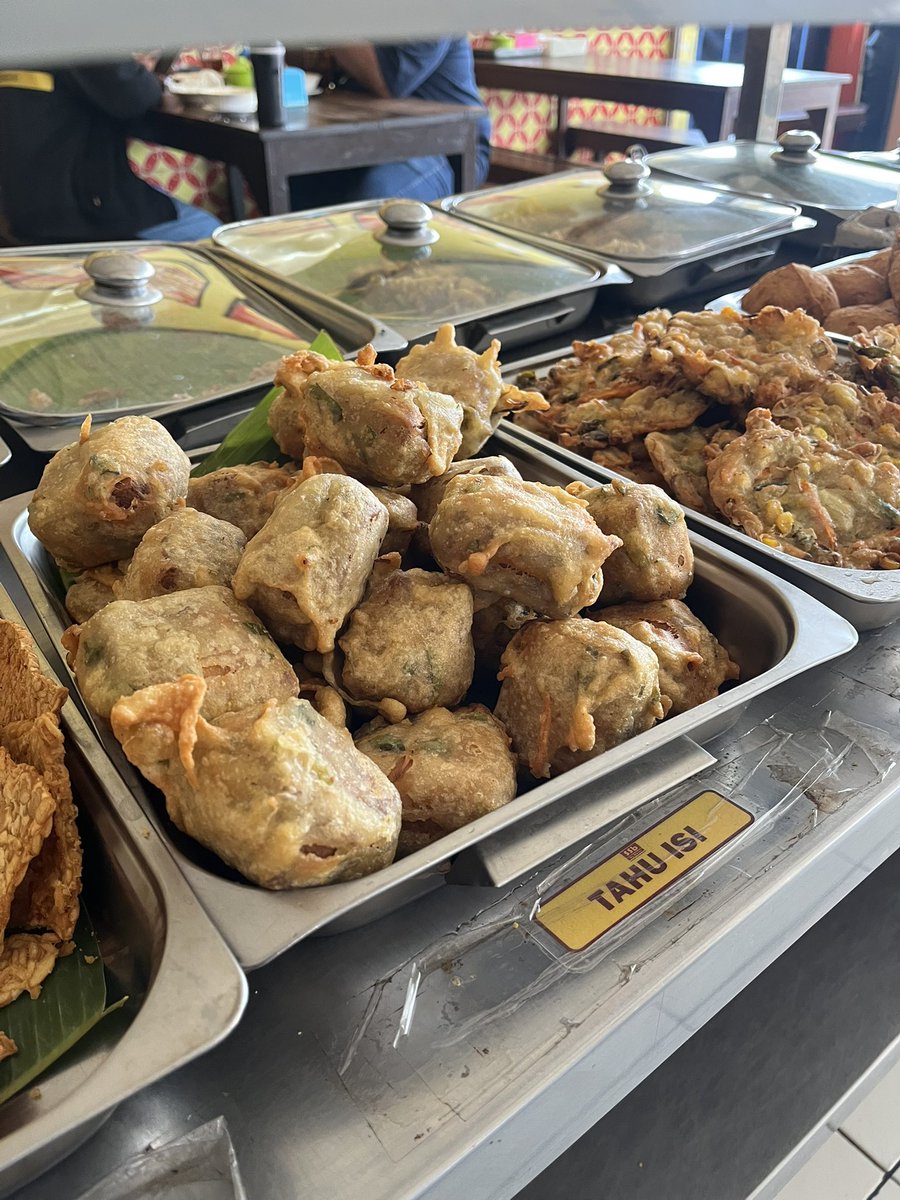 cursedkidd's tweet photo. tempat mkan hipnotis,niat mam soto murah mlah abis 60rbu soalna ambil tahu 2.sate paru 3,sosis solo 4,bakwan 3 https://t.co/u1QOlwNRM4