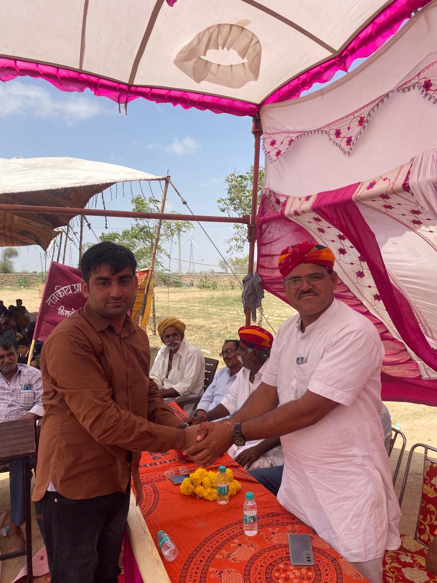 kanvararambaird's tweet photo. 10 वीं पंचायत स्तरीय प्राथमिक विद्यालय खेलकूद प्रतियोगिता राजकीय उच्च प्राथमिक विद्यालय सरदार सिंह की ढाणी ग्राम पंचायत सुरा चारणान में बतौर विशिष्ट अतिथि के तौर पर उपस्थित हुआ और प्रतिभागियों को पुरस्कृत कर उज्जवल भविष्य की शुभकामनाएं प्रेषित की https://t.co/WOGadrFUz9