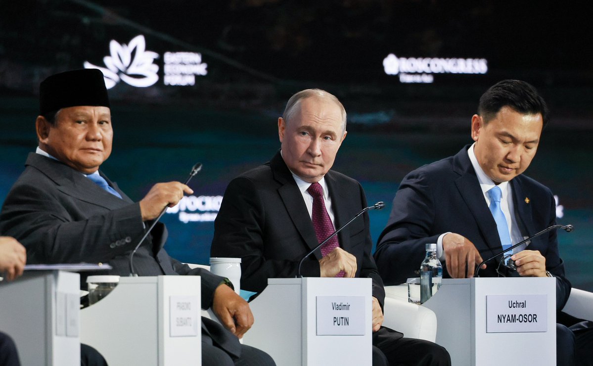 mfa_russia's tweet photo. 🎙 Address by President #Putin at the Plenary Session of the 11th @en_forumvostok:

Key topics:

• #FarEast development &amp; investment
• #NorthernSeaRoute &amp; the Trans-Arctic Transport Corridor
• New cross-border routes with #AsiaPacific, #BRICS &amp; #EAEU

https://t.co/jjab02mGQQ https://t.co/b788lQMing