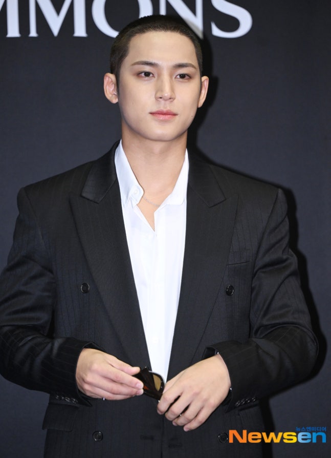 OneilyMusic's tweet photo. MINGYU of SEVENTEEN attends the SIMMONS pop-up in Seongsu. https://t.co/CsegOJs6Jt