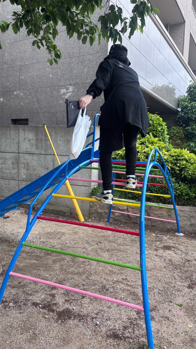 houkiboshi1229's tweet photo. 仕事終わって懐かしの友人達と久々朝まで遊んで起きたら18:00
シャワー浴びて外出して朝ごはん食べて読書してるけど頭が全然まわんない📚
大人になりたい https://t.co/tf2Zztmwj6