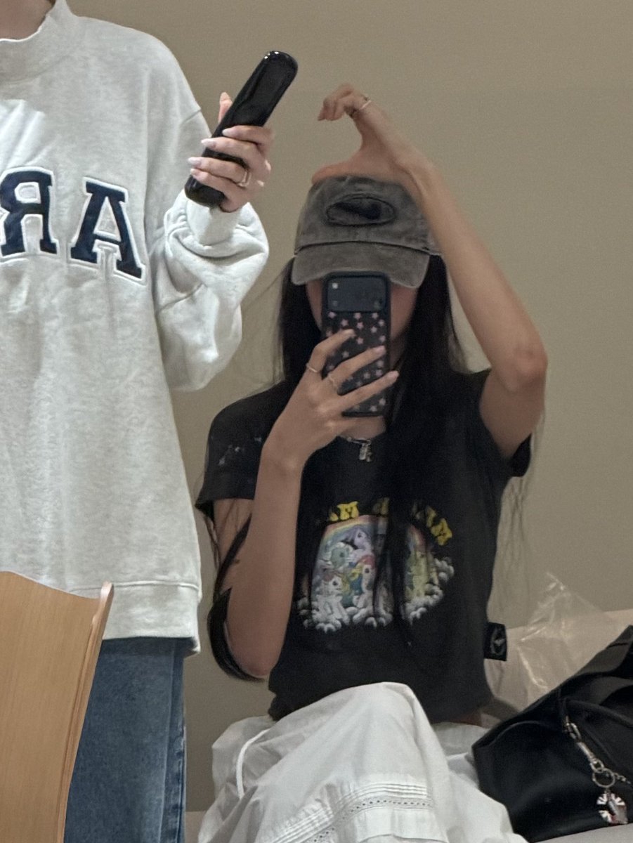 gaawone's tweet photo. When all is black and white, put a splash of pink to assert dominance. https://t.co/t2imahWKvD