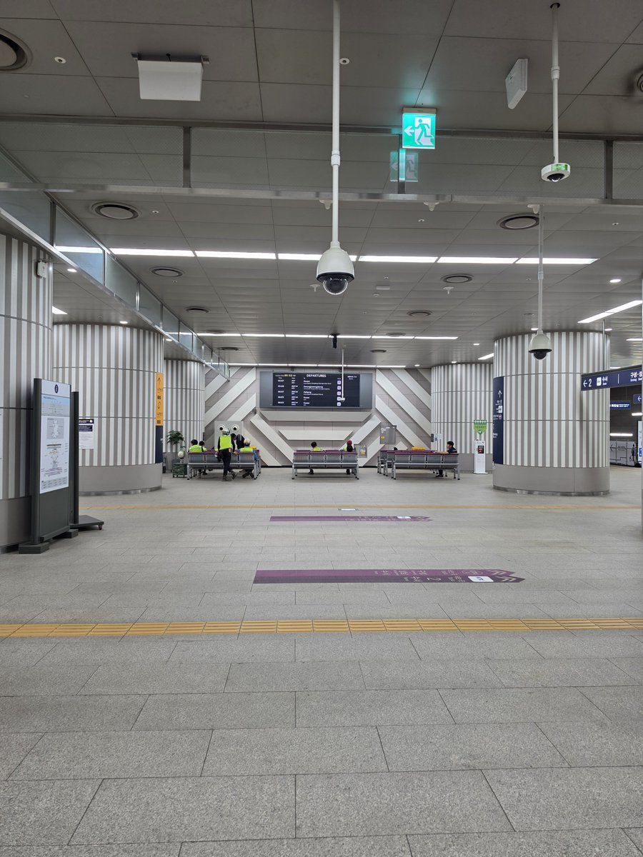 Victorokeke_'s tweet photo. I've never seen a train station as fine as Dongtan station. It is South Korea's first-ever completely underground high-speed railway station. It has 6 underground floors. It goes down to a total depth of 42.73 meters (about 140 feet) below the surface. https://t.co/PgUIuGN1L6
