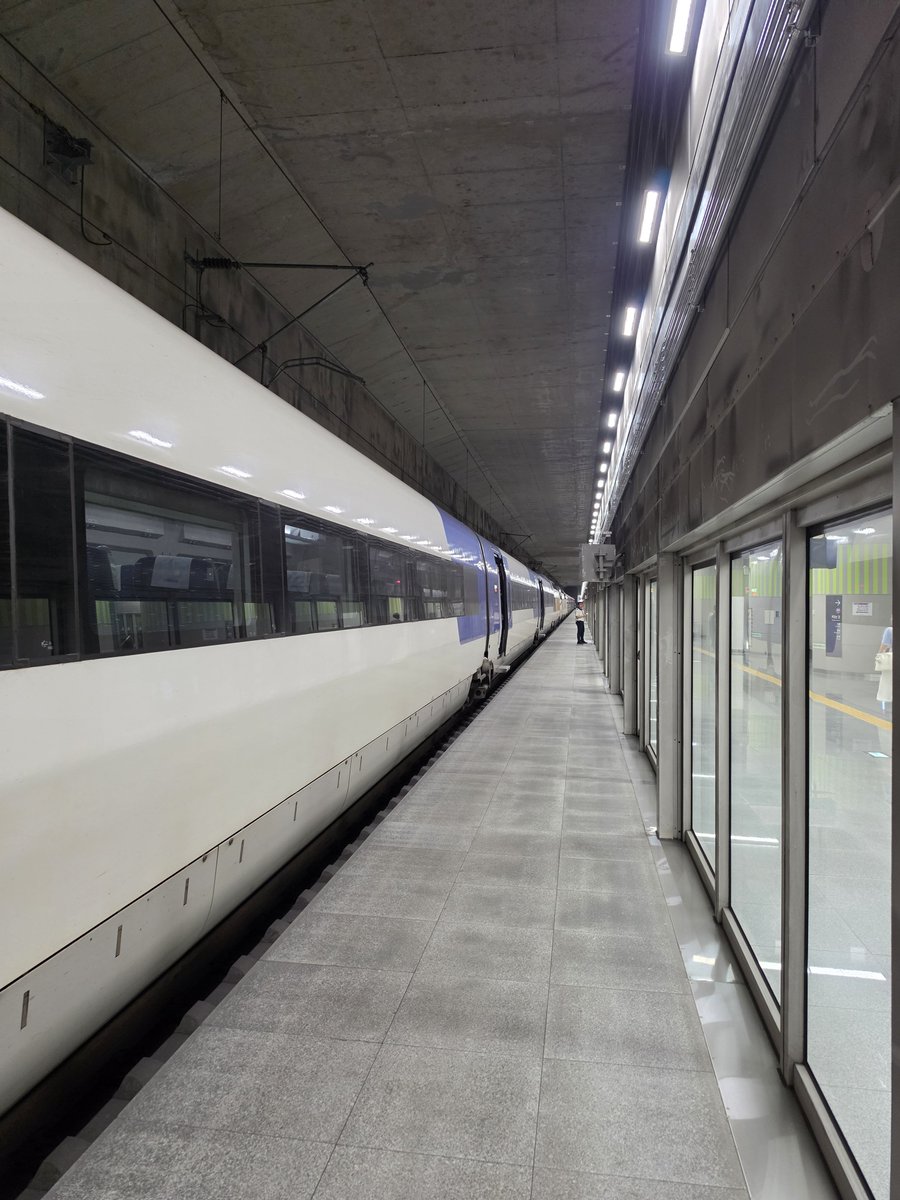 Victorokeke_'s tweet photo. I've never seen a train station as fine as Dongtan station. It is South Korea's first-ever completely underground high-speed railway station. It has 6 underground floors. It goes down to a total depth of 42.73 meters (about 140 feet) below the surface. https://t.co/PgUIuGN1L6