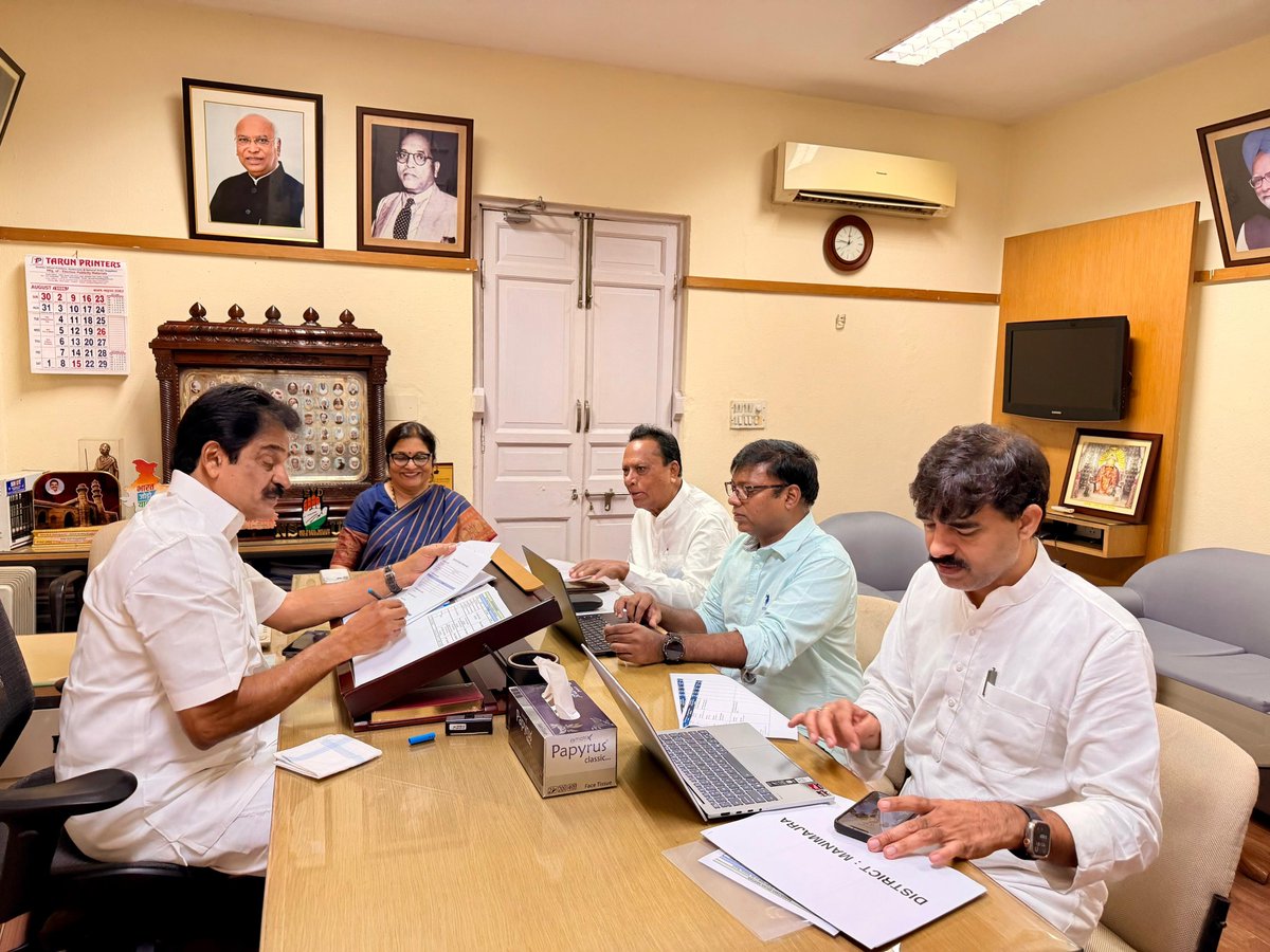 INCIndia's tweet photo. Congress General Secretary (Org.) Shri @kcvenugopalmp met AICC in-charge of Chandigarh @rajanipatil_in ji, Chandigarh Territorial Congress President @LUCKYHSINC ji and senior leaders, along with the observer appointed for the selection of new DCC presidents in Chandigarh, as part of the ongoing Sangathan Srijan Abhiyan.

📍 New Delhi