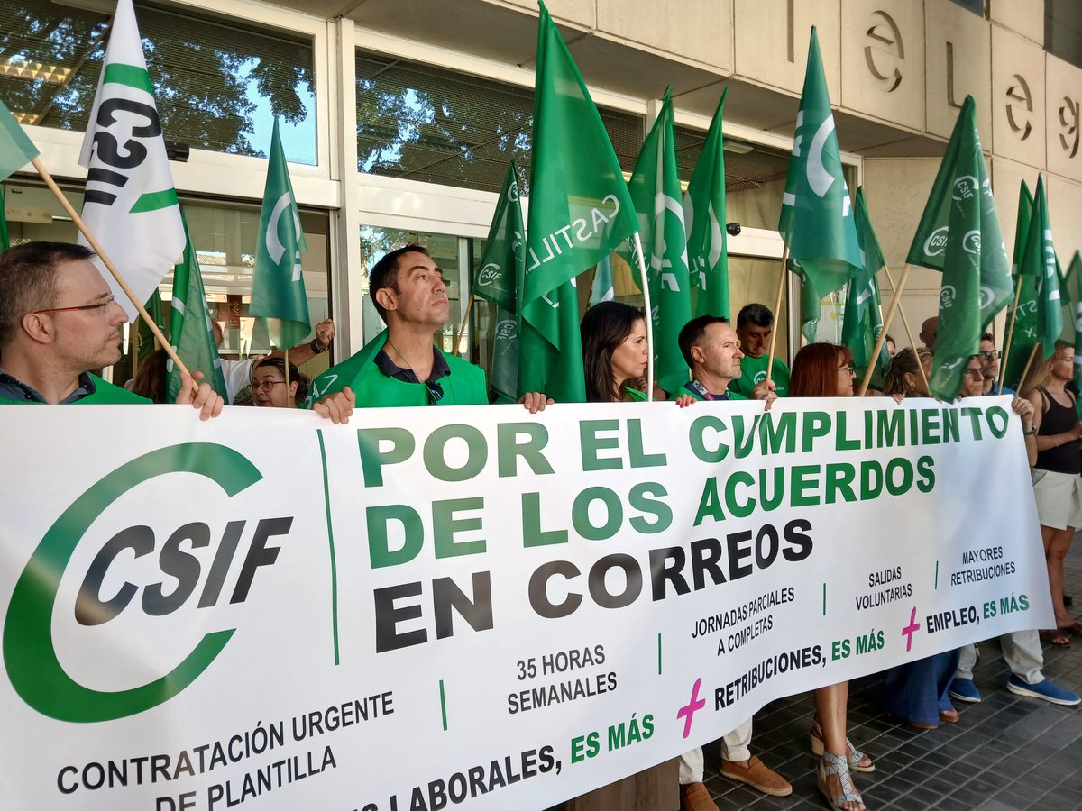 CSIFCIUDADREAL's tweet photo. @CSIFCiudadReal se ha movilizado hoy ante la falta de personal, la precariedad y el incumplimiento del acuerdo marco en Correos

Actualmente, la plantilla de trabajadores ronda los 380 empleados, un centenar menos que hace cuatro años

¡Basta YA!

#csifsitedefiende 💚 https://t.co/308uWFQF4Z