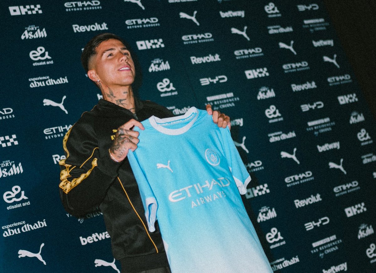 FabrizioRomano's tweet photo. 🩵🏡 Enzo Fernández: “I’m honestly feeling at home at Man City, and that's very important for confidence”.

“I want to tell them I’m going to give 100% every day, in every training session, every match, to help this club achieve all its objectives”. https://t.co/KTiGUKpNbk