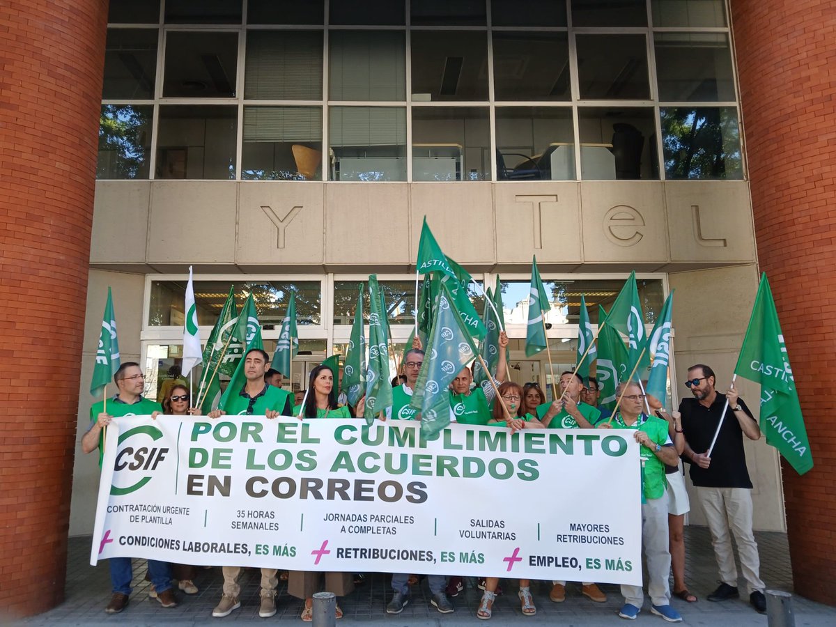 CSIFCIUDADREAL's tweet photo. @CSIFCiudadReal se ha movilizado hoy ante la falta de personal, la precariedad y el incumplimiento del acuerdo marco en Correos

Actualmente, la plantilla de trabajadores ronda los 380 empleados, un centenar menos que hace cuatro años

¡Basta YA!

#csifsitedefiende 💚 https://t.co/308uWFQF4Z