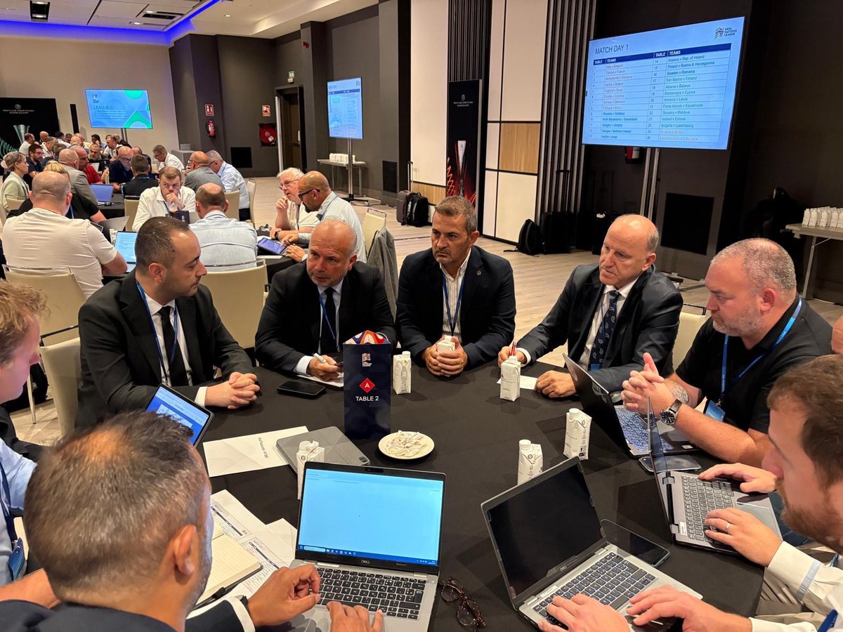 TFF_Org's tweet photo. UEFA'nın her yıl düzenlediği Emniyet ve Güvenlik Konferansı, 31 Ağustos-2 Eylül 2026 tarihleri arasında İspanya'nın başkenti Madrid'de gerçekleştirildi. İspanya Kraliyet Futbol Federasyonu (RFEF) Başkanı Rafael Louzán'ın açılış konuşmasını yaptığı konferansa, UEFA Futbol Operasyonlarından Sorumlu Genel Sekreter Yardımcısı Giorgio Marchetti ile UEFA ve FIFA güvenlik birimlerinin yetkilileri katıldı.

2026-2027 UEFA kulüp müsabaka sezonuna ilişkin değerlendirmelerin yapıldığı konferansta, Türkiye Futbol Federasyonu adına TFF Temsilciler Kurulu Başkanı ve UEFA Güvenlik Komitesi Üyesi Şerafettin Bural, Stadyum Güvenlik Müdürü Cem Yücel ve Güvenlik Koordinatörü Bülent Perut'un yanı sıra UEFA Avrupa kupalarında mücadele eden Galatasaray, Fenerbahçe, Beşiktaş ve Trabzonspor kulüplerimizin temsilcileri, bu müsabakalardaki güvenlik operasyonlarında görev alan İstanbul ve Trabzon Emniyet Müdürlüğü yetkilileri ile Emniyet Genel Müdürlüğü (EGM) Güvenlik Daire Başkanlığı NFIP yetkilisi de yer aldı.