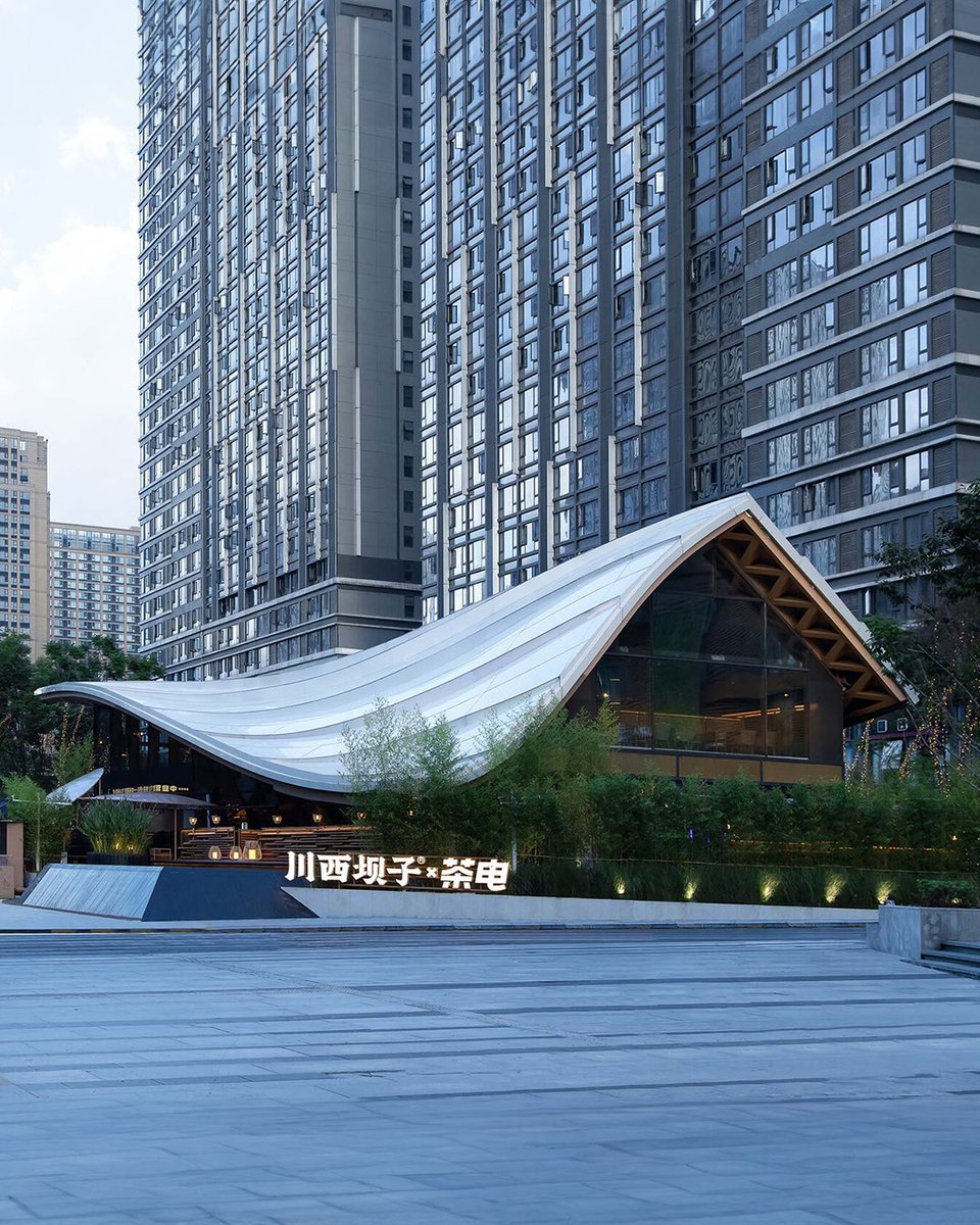 parametricarch's tweet photo. 🌿 Timber-Roofed Restaurant by BEHIVE Architects in Chengdu, China https://t.co/8ghmbcAiI5