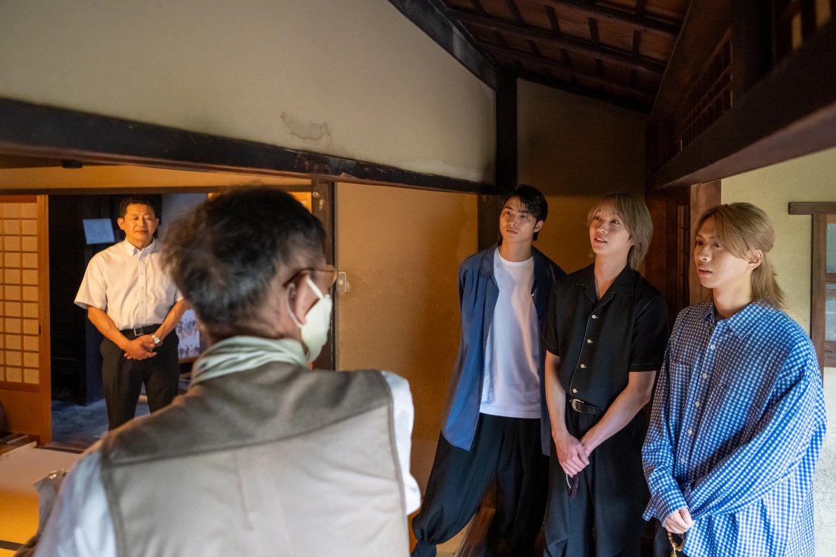 hoshikage_2026's tweet photo. ˚⊹⁺‧┈┈┈┈┈┈┈┈┈┈┈┈‧⁺ ⊹˚.
ミュージカル『 #星影の人 』
✨新選組ゆかりの地・京都探訪記｜其の三✨
˚⊹⁺‧┈┈┈┈┈┈┈┈┈┈┈┈‧⁺ ⊹˚.
📍八木邸
次に訪れたのは #八木邸。

⼋⽊邸は、新選組が最初に屯所（活動拠点）として使⽤した屋敷。
1863年、浪⼠組から分かれた隊⼠たちがここを拠点とし、新選組が誕⽣しました。
同年には初代局⻑・ #芹沢鴨 が隊⼠によって暗殺される事件が起こり、その際についた⼑傷が現在も残されています。
新選組の始まりと転機を象徴する場所でもあります。

芹沢鴨の暗殺現場に残る刀傷や、当時から伝わる貴重な品々など、歴史の一端を感じられるものを実際に目にした3名。
長い年月を経て今も残されていることに、驚きと感動を味わっていました✨

八木邸見学後には、隣接する御菓子司で抹茶と屯所餅をいただきました🍵
岡宮さんが岐洲さんと笹森さんに抹茶の飲み方をレクチャーする微笑ましい一幕も。

詳細は公式HPから、ぜひチェックしてください☺✅
▼公式HP💫
https://t.co/GImeJGWDtk

#ミュージカル
#星影の人
#新選組
#岡宮来夢
#華優希
#岐洲匠
#笹森裕貴
#田村心
#愛加あゆ