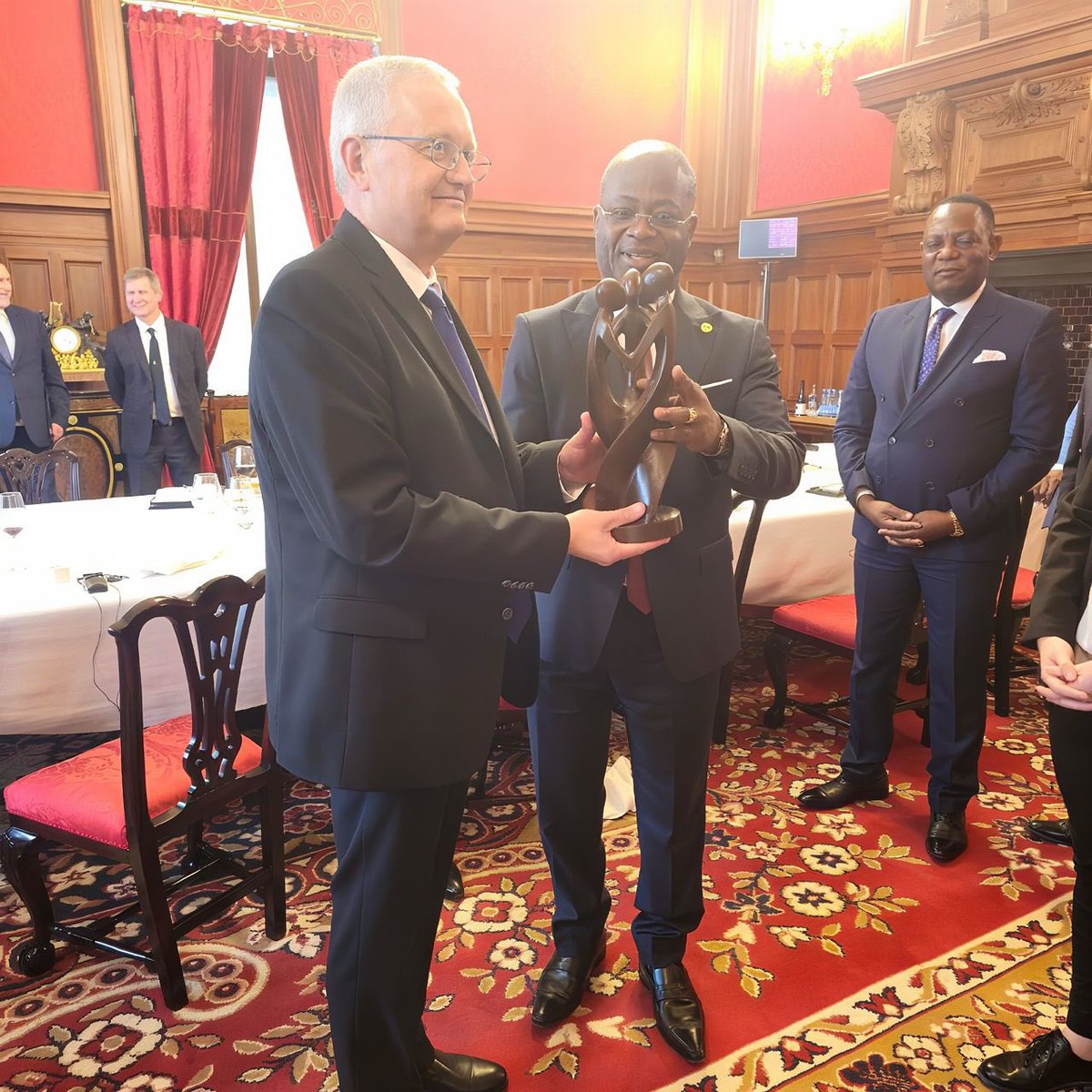 guynestoritoua's tweet photo. 🇨🇬 🇷🇺 Consultations politiques entre la République du Congo et la Fédération de Russie :

Les #Consultations #politiques entre le #Congo et la #Russie, ont eu lieu à #Moscou, le 02 septembre 2026.

La délégation de la République du Congo était conduite par le Secrétaire Général du Ministère des Affaires Étrangères, de la Francophonie et des Congolais de l’Etranger, l’Ambassadeur Guy Nestor ITOUA, et la délégation de la Fédération de Russie conduite par le Vice Ministre des affaires étrangères, en charge de l’Afrique, SEM Gueorgui BORISSENKO.

Le principal sujet des discussions était le développement de la coopération bilatérale et l’état de mise en œuvre des accords conclus lors de la rencontre d’avril entre les présidents Vladimir POUTINE et @SassouNGuesso_.

Les diplomates ont confirmé la proximité de leurs approches concernant la formation d’un ordre mondial plus juste et polycentrique et sont convenus d’approfondir la coordination au sein de l’ONU et sur d’autres plateformes. Ils ont également échangé leurs points de vue sur les voies de règlement des conflits en Afrique.

Les deux parties ont accordé une attention particulière à la préparation de la participation de la délégation congolaise au troisième sommet Russie-Afrique, qui se tiendra à Moscou en octobre.