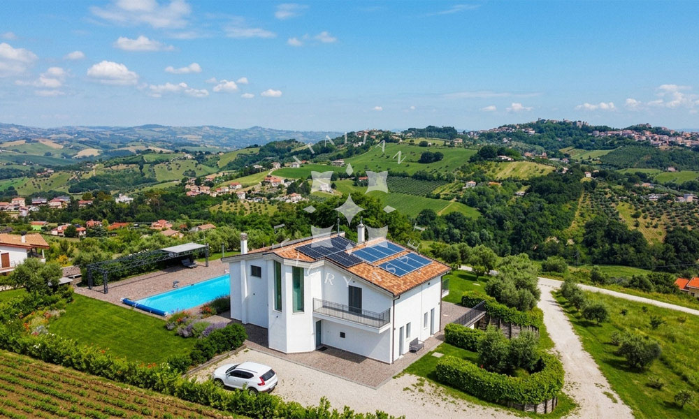 italianhouses's tweet photo. 🏡🌄Exceptional contemporary villa near Penne
🏊6x14m saltwater pool with panoramic views
🫒9,412sqm with olive &amp; fruit trees
☀️Solar systems, terrace &amp; outdoor kitchen
💶€540,000
❓Your Abruzzo dream?

https://t.co/biIhVvmnge
#PropertyItaly #Abruzzo #Pescara #Penne https://t.co/b4MAA5d0lu
