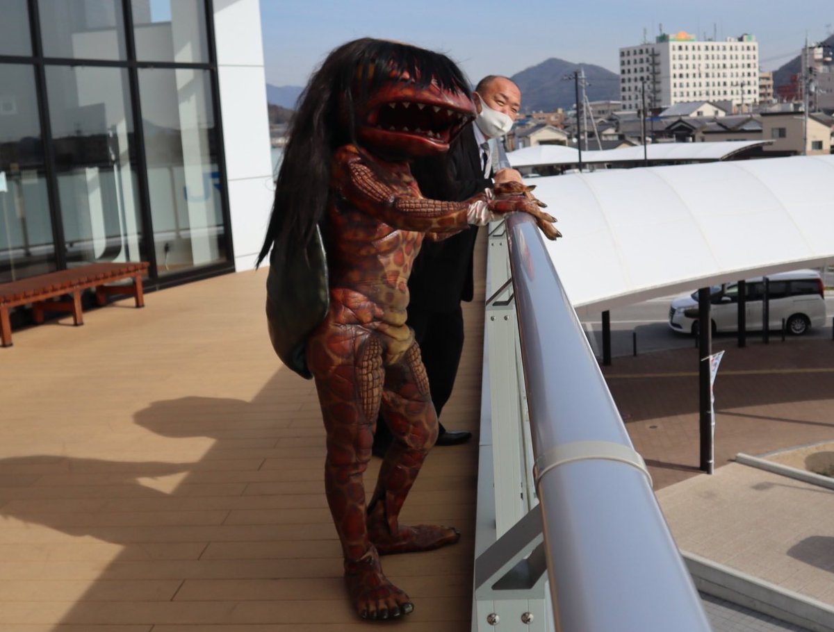 hide86133's tweet photo. まさか今日たった3人のフォロワーだったのに２１１人の皆さんにフォローいただきました！ありがとうございます。是非、#神崎郡（#福崎町、#神河町、#市川町）に遊びに来て下さいね。写真は議長時代のガジロウとの思い出のツーショットです。 https://t.co/BXYZH8psDA