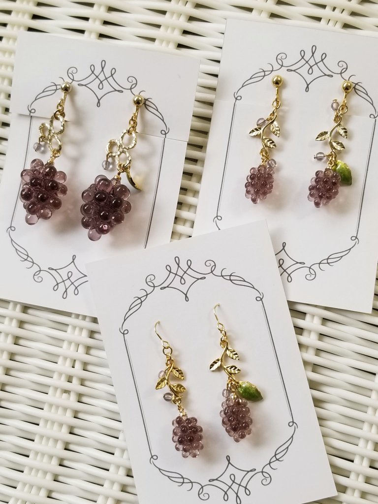 sunosu2011's tweet photo. @ramankoubou ■『ラマン工房』さん(@ramankoubou )の作品……

・レモンのピアス
・ぶどうのピアス&amp;イヤリング

シンプルにかわいい フルーツの耳飾りたち(*´-`)b です。
通販可。是非です！

#ラマン工房 #ピアス #イヤリング #ぶどう #レモン #フルーツ #カラスノス
↓ﾂﾂﾞｸ https://t.co/i30KcSlTOQ