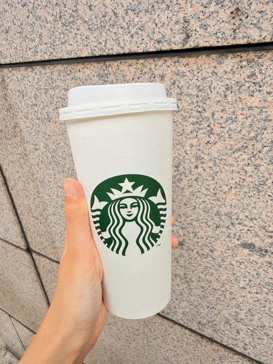 hazaki_sub's tweet photo. スタバVentiサイズ✨
アイスココアにアーモンドミルク変更、ホイップとチョコソース追加のカスタマイズ☺️ https://t.co/90yMyKEONf