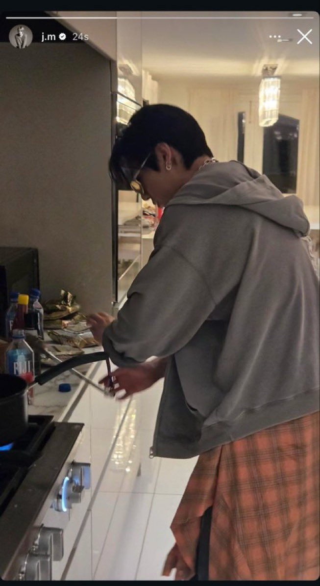 formingukkie's tweet photo. O JIMIN POSTANDO UMA FOTO DO JUNGKOOK COZINHANDO E APAGANDO MINUTOS DPS NAAAOO https://t.co/4gKd3MxLC3