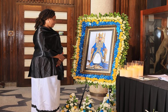 RadioSapientia_'s tweet photo. Members of Parliament, led by Speaker Jacob Marksons Oboth-Oboth, have signed the condolence book in honour of the late King of Tooro, Omukama Oyo Nyimba Kabamba Iguru Rukidi IV. The House has also held a special sitting this afternoon in his honour. https://t.co/LxjVvNE8GB