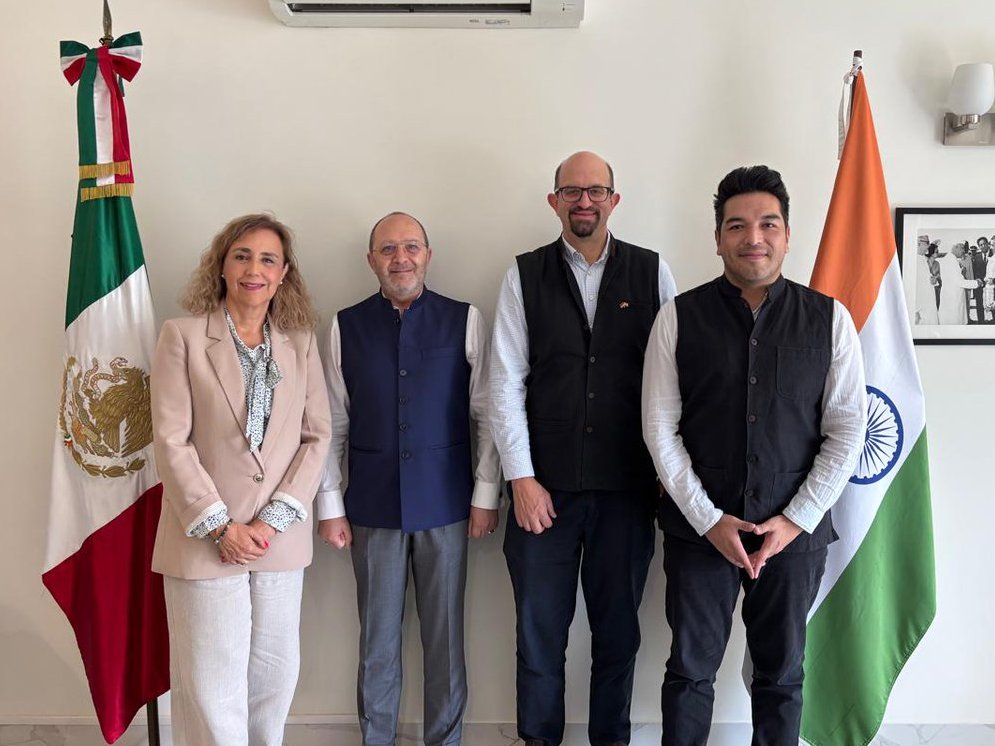 EmbaMexInd's tweet photo. Hoy, el Emb-designado @P_Blanco_P y la Ministra @CLapayre de @EmbaMexInd se reunieron con el Dr. Alejandro von Bertrab y Arturo Cadena de la Agencia #GIZ India, para  conversar sobre oportunidades de cooperación triangular entre 🇲🇽🇩🇪🇮🇳 en favor del desarrollo sostenible.
@SRE_mx https://t.co/Fi95J8SpsB