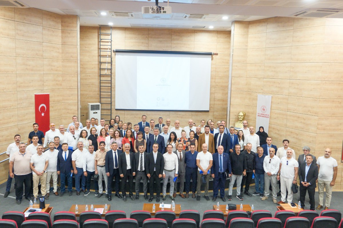 GSB_izmir's tweet photo. İl Müdürümüz başkanlığında; hizmet müdürleri, ilçe müdürleri, şube müdürleri, gençlik merkezi ve yurt müdürlerimizin katılımıyla yeni dönem öncesi değerlendirme ve istişare toplantısı gerçekleştirildi. https://t.co/xJ5IH6N7IC