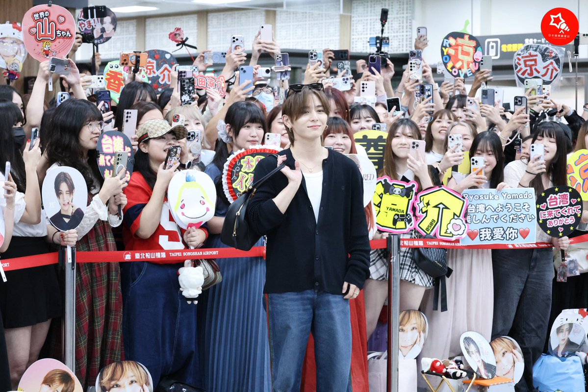 seeeena_18's tweet photo. 後ろの女性ら公開処刑やん
にしても推しはかっこええな…😎

 #山田涼介 https://t.co/wMx9jG95nX