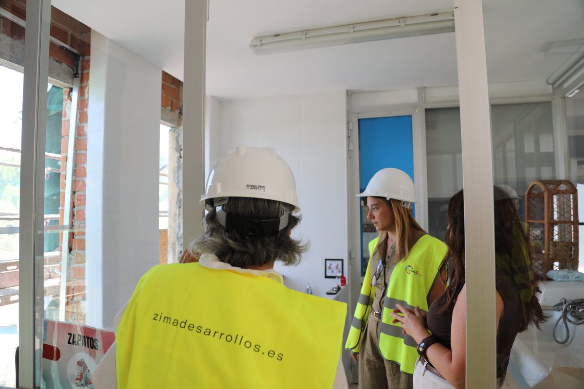 aytogetafe's tweet photo. 🏫 Hoy visitamos las obras en la Escuela Infantil Mafalda.

Avanzamos en su climatización con:
🔹 Aislamiento SATE en fachadas
🔹 Renovación de cubiertas
🔹 Nuevas ventanas aislantes

Aseguramos la temperatura óptima y el máximo confort para peques y docentes. 🌡️✨ #Getafe https://t.co/db3qWA69IV
