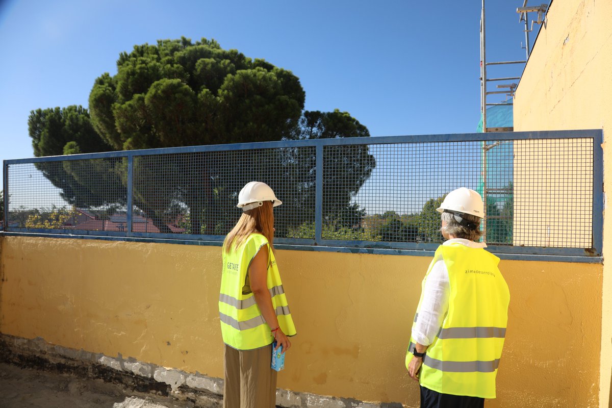 aytogetafe's tweet photo. 🏫 Hoy visitamos las obras en la Escuela Infantil Mafalda.

Avanzamos en su climatización con:
🔹 Aislamiento SATE en fachadas
🔹 Renovación de cubiertas
🔹 Nuevas ventanas aislantes

Aseguramos la temperatura óptima y el máximo confort para peques y docentes. 🌡️✨ #Getafe https://t.co/db3qWA69IV