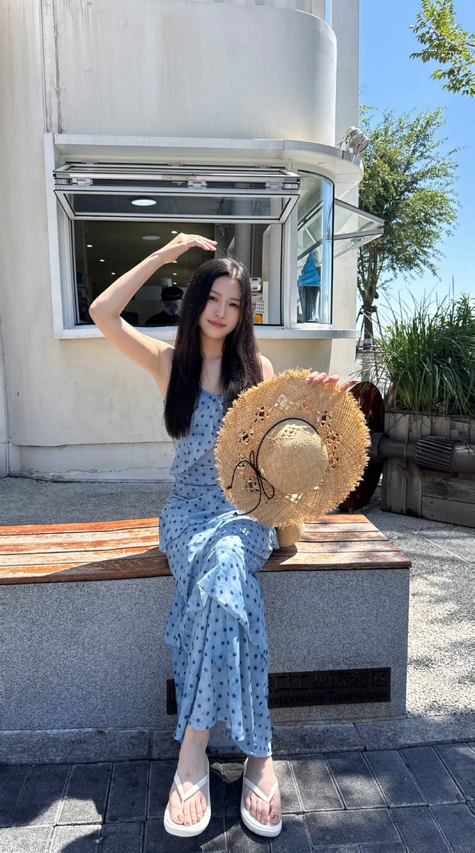 Vvts11's tweet photo. She half-obscures the face of the pipa, her romantic charm and graceful beauty. https://t.co/AQ7QHyK4Uv