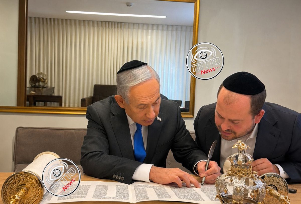 News_Secrets_of's tweet photo. ראש הממשלה נתניהו כותב אות בס"ת לע"נ דדי גראוכר https://t.co/xFpUta5Qtx