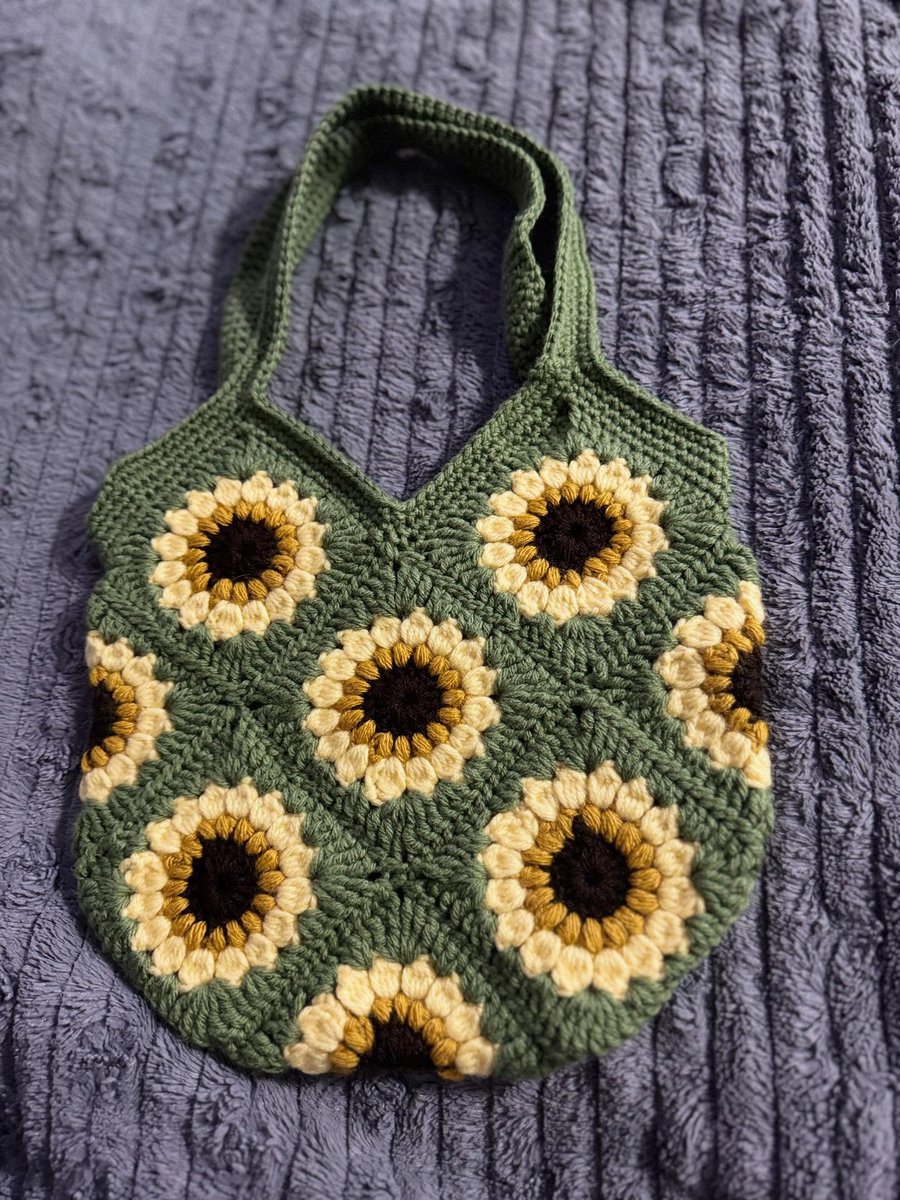 CyrilRunkle's tweet photo. A little sunshine stitched together… finally finished my crochet sunflower bag. https://t.co/yij9JjfYMO