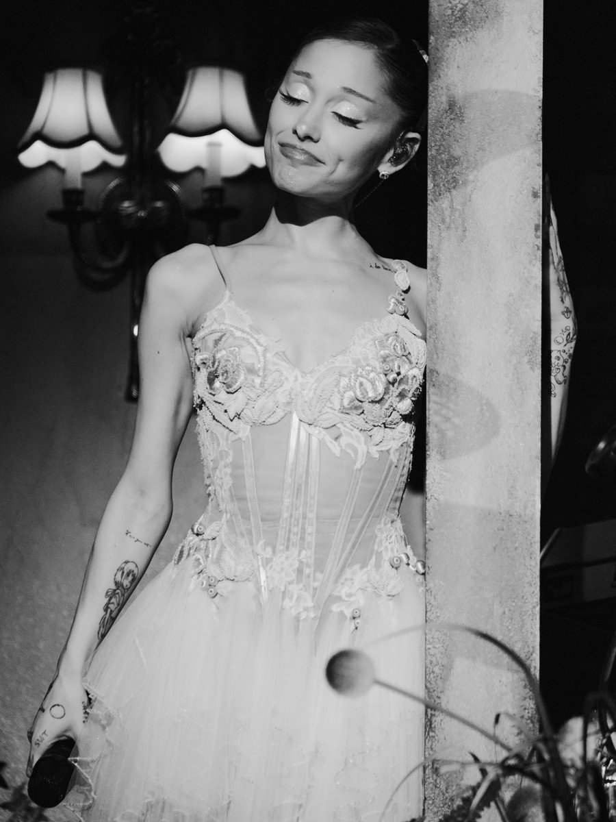 ArianaEveryting's tweet photo. london, uk night 1, 2, 3, 4, 5, 6, 7, 8, 9 &amp; 10 ♡

📸 katiatemkin &amp; juliandakdouk https://t.co/C6UaerihI9