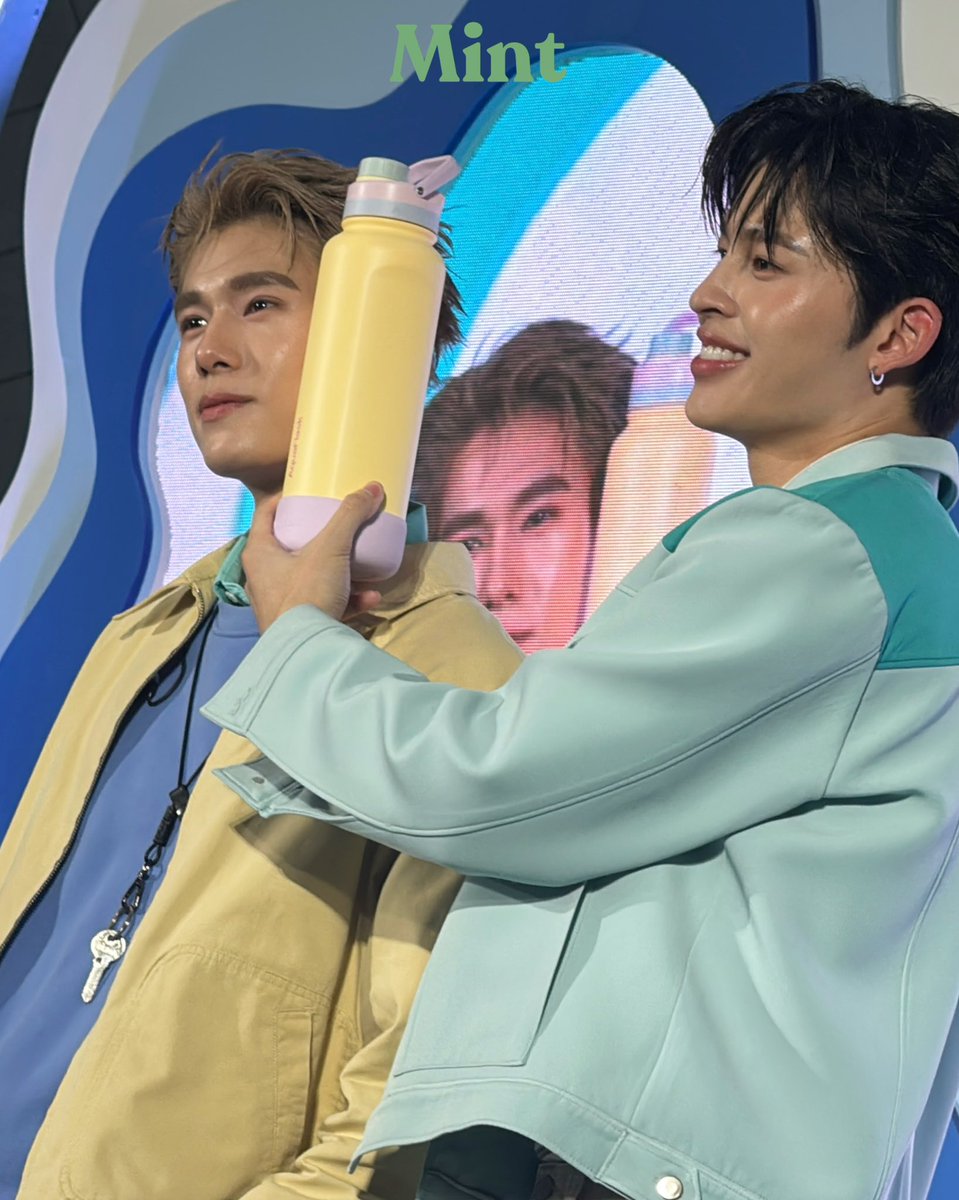 mintmag_th's tweet photo. ผมบลอนด์กระติกน้ำก็บลอนด์ ปังอ้วมเลือกเอง! 💚#MintReports 

PPP FAMILY AQUAFLASK
#AquaFlaskxPondPhuwin
#FunctionForEveryFun 
#AquaFlaskThailand
#PondPhuwin 
#MintMagTH https://t.co/unlaHEFGqZ