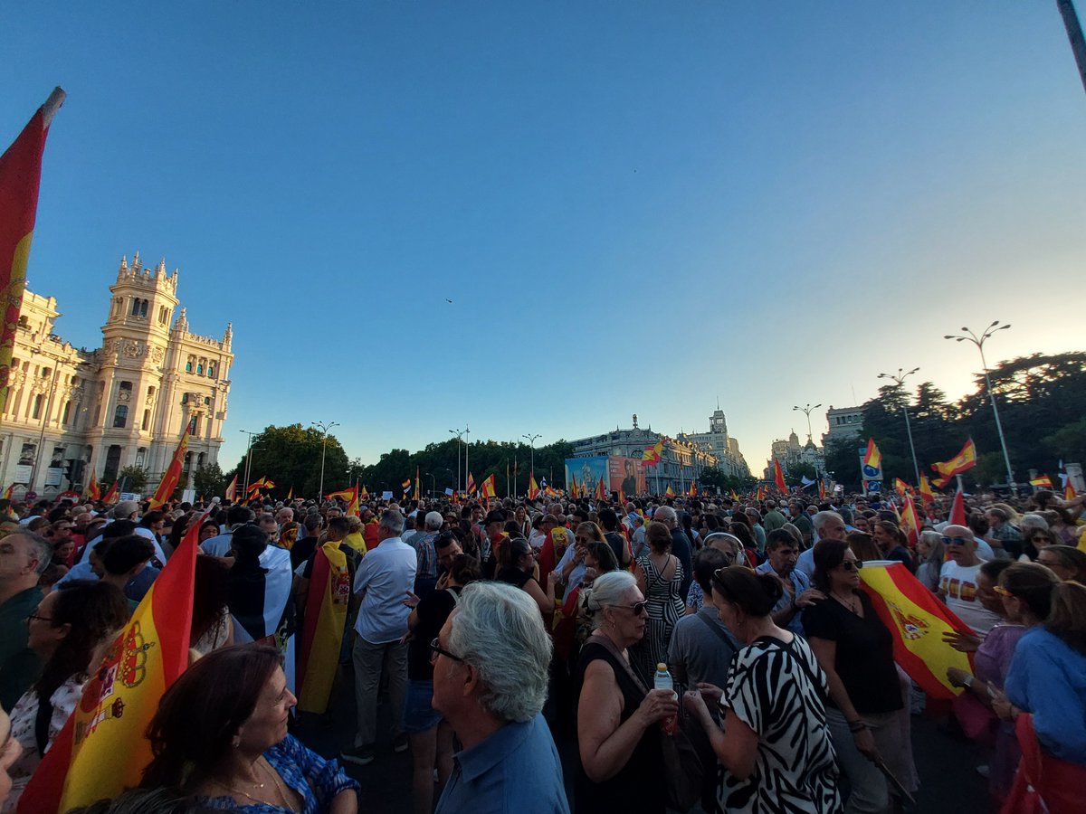 CsMadridCiudad's tweet photo. Ayer @CiudadanosCs estuvo presente en la concentración celebrada en #Madrid en apoyo a #CeutaEsEspaña . 
Exigimos responsabilidades políticas al más alto nivel y el respeto pleno a los derechos de todos nuestros compatriotas. #Ceuta merece respaldo, seguridad y respuestas firmes. https://t.co/kUEqp2wakK