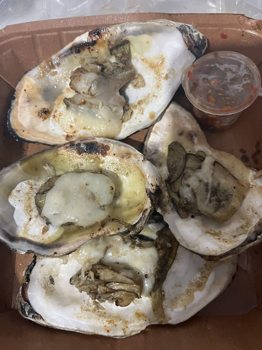 byn3silhz's tweet photo. oyster moza enak bgt, cumi bakar aslinya lebih gede krna di potong’ aja, longan ice thai okay enak https://t.co/iShylURKII