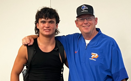 sixstarfootball's tweet photo. 6Star Football Looks at Gems of Cali Football: 10 Names with Unlimited Potential

📈A closer look at 10 Cali talents with plenty of room to rise🔥

STORY➡️https://t.co/rzYBXhywG1

@SantinoCannone @JadenFunes @JackGilligan1 @kruzjacksonn @margostoychev @bengambugua https://t.co/20sG9oVOD5